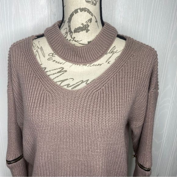 De
Rong Huang Pink Sweater with open neckline and Zippers - Picture 2 of 7